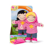 Kleine moslim vriendin, twee plush poppen in roze gestreepte shirts en jeans